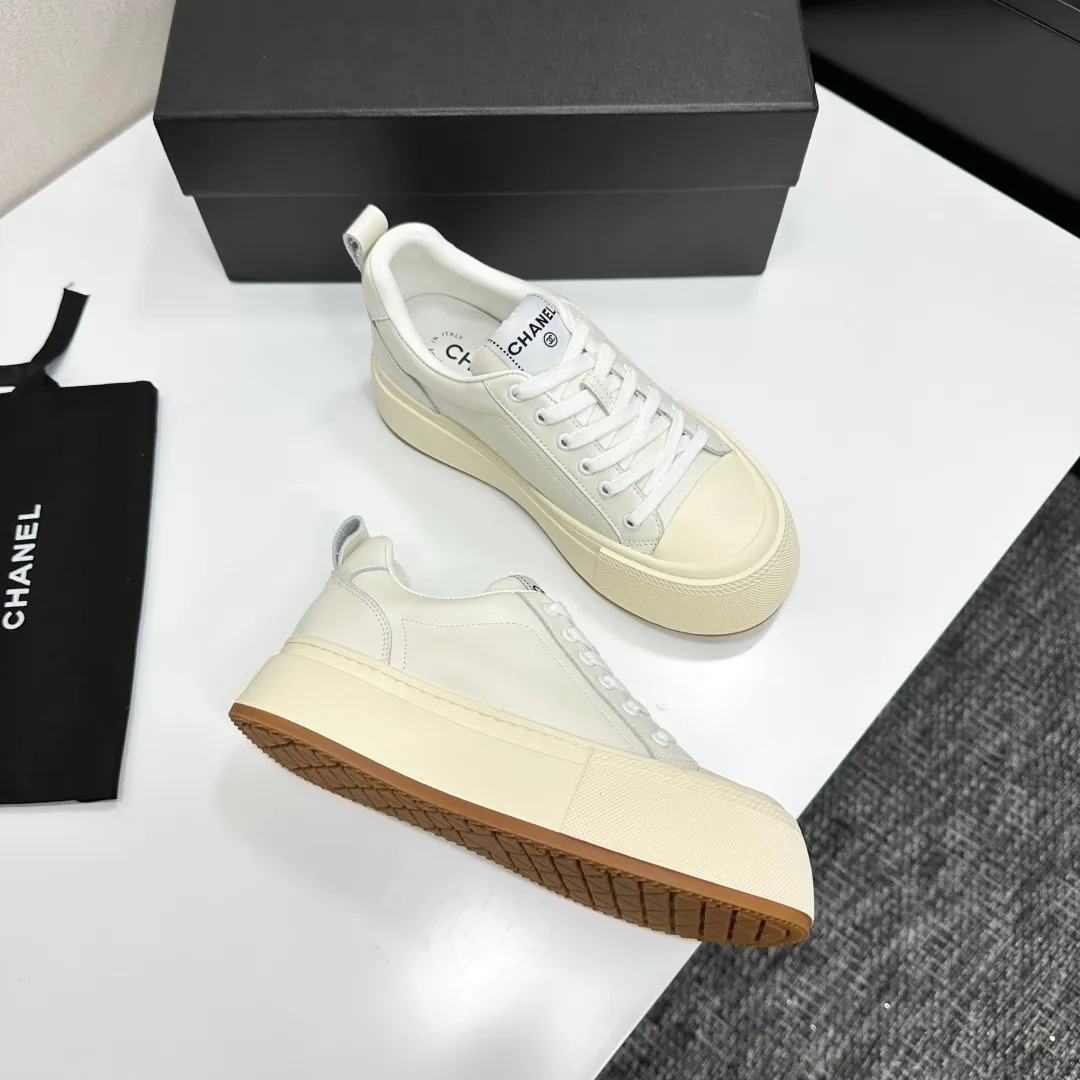 👟👟Ex-factory price 560👟👟Chanel Panda Shoes! 2025 counter's top casual sports shoes. This classic design; the upper is electro-embroidered with a variety of techniques; the outsole is fashionable and sporty; the unusual inclusion of a variety of color matching elements... The diversified mix and match is very good-looking and versatile, and can be used for leisure, fashion, sports, and outdoor... ꫛꫀꪝ Go➫ Materials: ❶Upper made of: original imported first-layer silk cowhide + original waterproof cloth + original first-layer cowhide ❷Inner lining: Breathable mesh ❸ Outsole based on: original TPU combination outsole, full set of boutique packaging for women 35–41